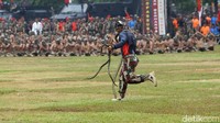 Ada pula seorang prajurit yang menampilkan kemampuannya mengendalikan ular.