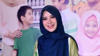 Chacha bercerita dirinya kini harus rela berjauhan dengan sang suami, Dico Ganindito. Pool/Noel/detikFoto.