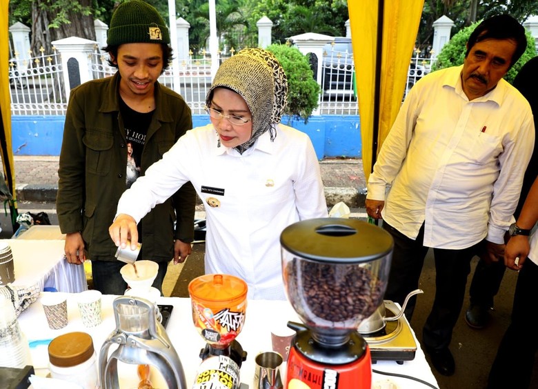 Aksi Bupati Serang Jadi Barista Dadakan Aksi Bupati Serang Jadi Barista Dadakan