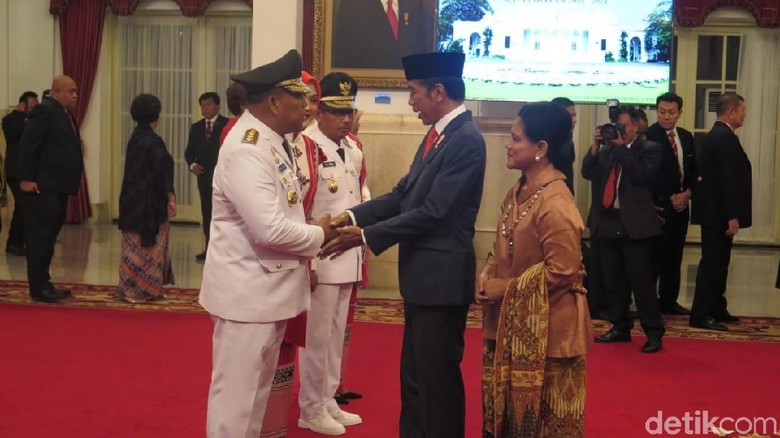 Jokowi Resmi Lantik Murad-Barnabas Jadi Gubernur dan Wagub Maluku Jokowi Resmi Lantik Murad-Barnabas Jadi Gubernur dan Wagub Maluku
