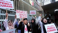 Massa aksi tersebut terdiri dari Gerakan Masyarakat Mengemban Amanat Rakyat (Gempar), Gerakan Penyelamat Daulat Rakyat, dan Komando Barisan Rakyat Lawan Pemilu Curang (Kobarkan Perang)