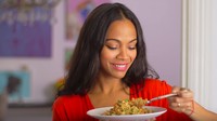 Saking gemarnya masak, Zoe dan dua orang kakaknya membuat channel YouTube bernama Cinestar Pictures. Di sana Zoe kerap membagikan resep aneka sajian lezat, salah satunya Quinoa Stir Fry ini. Foto: YouTube Cinestar Pictures