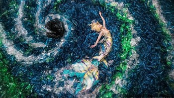 Instalasi itu semakin memukau dengan seorang model yang berperan sebagai seorang putri duyung yang terancam hidupnya di laut akibat sampah plastik. Istimewa/Dok.www.vonwong.com.