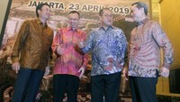 Presiden Direktur PT Puradelta Lestari Tbk (DMAS) Hongky Jeffrey Nantung (kedua kanan) dan Wakil Presiden Shinji Yoneda (kiri) berbincang dengan Direktur Hermawan Wijaya (kanan) dan Direktur Tondy Suwanto, usai Public Expose di Jakarta, Selasa (23/4).