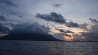 Saat senja datang, jangan lewatkan sunset yang disuguhkan oleh Pulau Senoa. Cantik! (dtraveler)