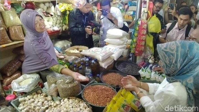 Foto: Operasi Pasar Bawang Putih di Semarang (Angling Adhitya Purbaya/detikFinance) Foto: Operasi Pasar Bawang Putih di Semarang (Angling Adhitya Purbaya/detikFinance)