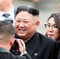 Bagian samping dan belakang dipangkas lebih tipis, sehingga rambut tebal hanya ada di bagian tengah. Media menyebut gaya rambut Kim Jong Un ini sekilas mirip trapesium. Foto: Reuters