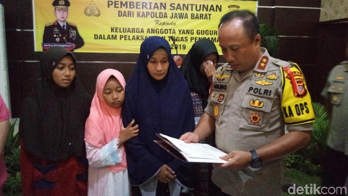 Kapolda Jabar Santuni Keluarga Polisi yang Meninggal Saat Amankan Pemilu