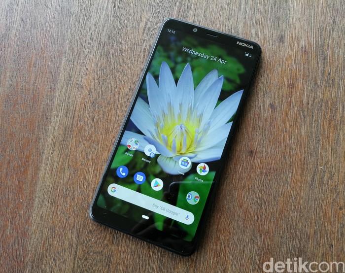 Nokia 3.1 Plus, punya baterai awet untuk mendukung produktivitas penggunanya. (Foto: Muhamad Imron Rosyadi/detikINET) Nokia 3.1 Plus, punya baterai awet untuk mendukung produktivitas penggunanya. (Foto: Muhamad Imron Rosyadi/detikINET)