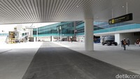 Runway bandara ini bisa digunakan untuk pesawat apapun, misalnya 380 airbus.