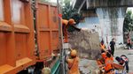 Sampah di Kolong Rel Juanda Dibersihkan