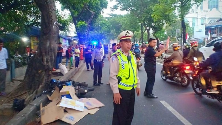 Pengendara Motor dan Penumpangnya Tewas Tabrak Pohon di Permata Hijau Pengendara Motor dan Penumpangnya Tewas Tabrak Pohon di Permata Hijau