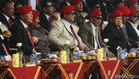 Prabowo duduk sebaris dengan tokoh-tokoh senior Kopassus. Mereka juga kompak memakai baret warna merah.