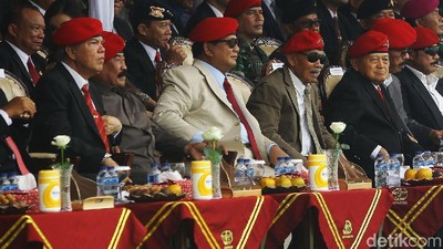Prabowo Berbaret Merah di HUT Kopassus