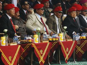 Prabowo Berbaret Merah di HUT Kopassus