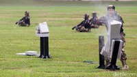 Para prajurit wanita pun tak mau kalah menampilkan kemampuan mereka di acara HUT Kopassus ke-67.