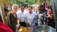 Luhut ternyata penyuka gorengan. Saat serahkan bantuan untuk korban tsunami Lombok, ditemani Sri Mulyani dan direktur IMF, Christine Lagarde, Luhut menyambangi penjual gorengan. Foto: Instagram sayaindonesia1