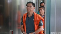 Presdir PT Grand Kartech, Kenneth Sutardja, turut menjalani pemeriksaan penyidik KPK. Ia nampak mengenakan pakaian lengan pendek dengan rompi oranye KPK. Tangannya pun nampak diborgol saat masuk menuju gedung KPK, Jakarta.