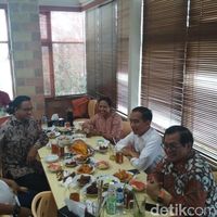 Tak Boikot Nasi Padang, Jokowi Lahap Makan Ayam Pop dan Sayur Singkong