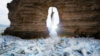 Ia pun ingin mengajak masyarakat untuk mulai mengurangi penggunaan plastik sekali pakai dalam kehidupan sehari-hari yang limbahnya berbahaya bagi kehidupan makhluk hidup, khususnya ekosistem laut. Istimewa/Dok.www.vonwong.com.