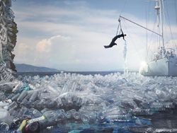 Keren, Seniman Ini Buat Instalasi Seni dari Sampah Plastik