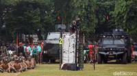 Seorang prajurit wanita unjuk kebolehan di acara HUT Kopassus ke-67 yang digelar di Makopassus, Cijantung, Jakarta Timur