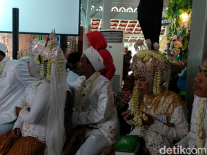 8 Pasangan Disabilitas Nikah Massal di Pendopo Bandung