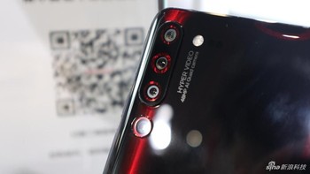 Empat kamera terpasang di bagian belakangnya. Kamera utamanya 48 MP dengan aperture f/1.8. Foto: Sina Mobile