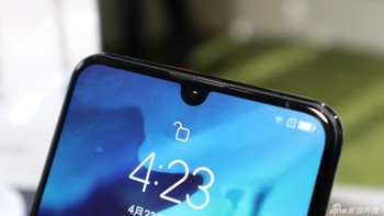 Ponsel ini memiliki notch tetesan air yang lumayan kecil. Di bagian tersebut tersemat kamera depan 32 MP. Foto: Sina Mobile