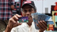Bank DKI kembali mendistribusikan Kartu Lansia Jakarta (KLJ) dan Kartu Penyandang Disabilitas Jakarta (KPDJ). Program distribusi KLJ/KPDJ dimulai Senin, 15 Juni hingga 28 Juni 2020 di 119 titik lokasi dengan 42.265 penerima manfaat. Foto: Pradita Utama