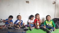 Sepatu itu dibuat khusus sesuai dengan ukuran kaki masing-masing anak. Foto: Widiya Wiyanti/detikHealth