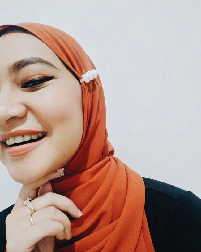 Ia pun berani bereksplorasi dengan aksesori seperti anting hingga jepit. Melalui  Instagram-nya, Angkie mengaku dirinya terkadang gugup saat berbicara di depan karena memakai hijab. Tapi ia selalu berhasil mengatasi hal itu dengan mengatur pernapasan dan melakukan afirmasi positif. (Foto: Instagram/@angkie.yudistia)