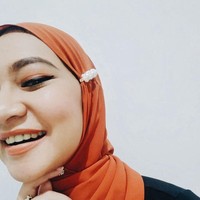Ia pun berani bereksplorasi dengan aksesori seperti anting hingga jepit. Melalui  Instagram-nya, Angkie mengaku dirinya terkadang gugup saat berbicara di depan karena memakai hijab. Tapi ia selalu berhasil mengatasi hal itu dengan mengatur pernapasan dan melakukan afirmasi positif. (Foto: Instagram/@angkie.yudistia)