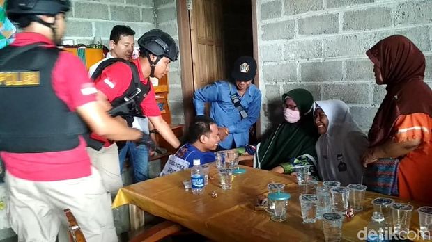 Simpuh Dan Tangis Pemutilasi Mayat Dalam Koper Di Pangkuan Ibunya