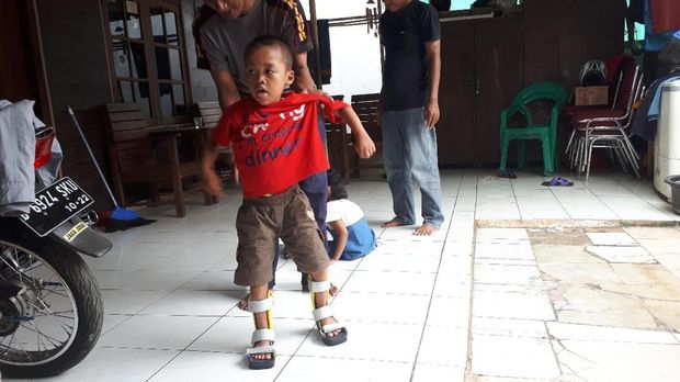 Sepatu warna-warni ini membantu Rival dkk bisa berdiri dan berjalan sendiri