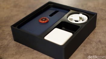 Aneka aksesori yang disertakan dalam kemasan. Foto: Adi Fida Rahman/detikINET