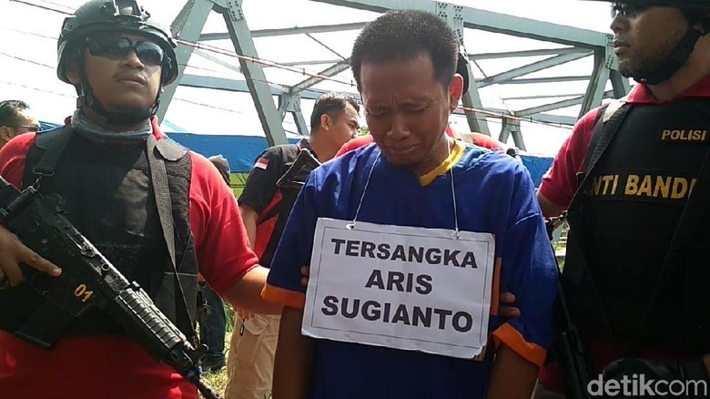 Tangis Pemutilasi Mayat Dalam Koper Saat Rekonstruksi Tangis Pemutilasi Mayat Dalam Koper Saat Rekonstruksi