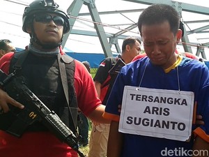 Tangis Pemutilasi Mayat Dalam Koper Saat Rekonstruksi
