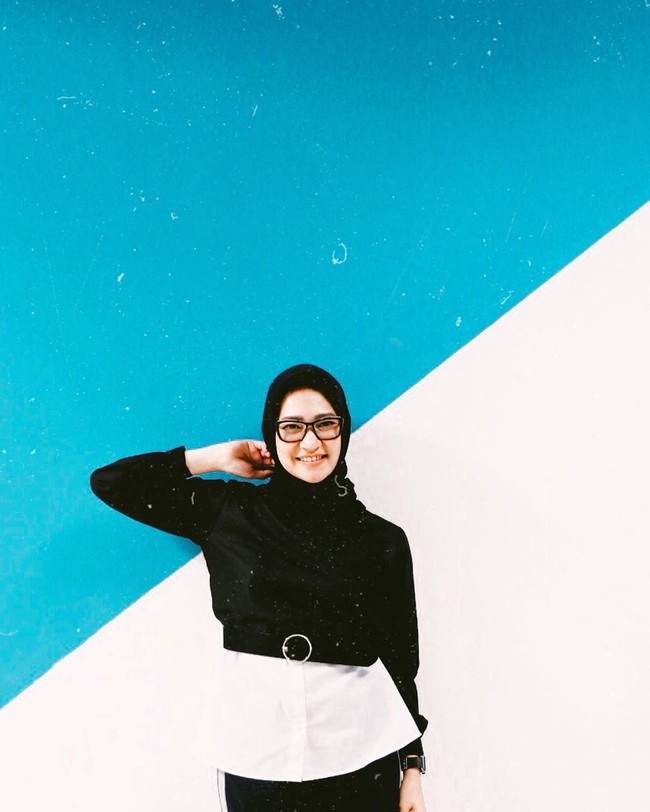 Ibu dua anak ini disebut-sebut semakin cantik memakai hijab. Ia memilih gaya yang cocok untuk tubuhnya yang tinggi. Hijab segi empat dipadukan dengan busana kasual menjadi ciri khasnya. (Foto: Instagram/@angkie.yudistia)