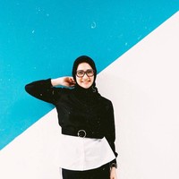 Ibu dua anak ini disebut-sebut semakin cantik memakai hijab. Ia memilih gaya yang cocok untuk tubuhnya yang tinggi. Hijab segi empat dipadukan dengan busana kasual menjadi ciri khasnya. (Foto: Instagram/@angkie.yudistia)