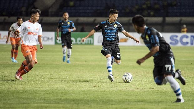 Pesepakbola Persib Bandung Kim Jeffrey Kurniawan (tengah) menggiring bola saat pertandingan Grup A Piala Presiden di Stadion Si Jalak Harupat, Kabupaten Bandung, Jawa Barat, Selasa (12/3/2019). ANTARA FOTO/M Agung Rajasa/nz