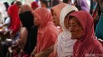 Senyum Cerah Kakek-Nenek Terima Kartu Lansia Jakarta