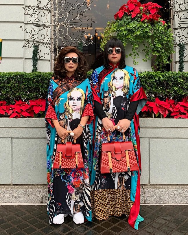 Dalam wawancara dengan South China Moring Post, Peepy mengaku dirinya dan ibunya tidak pernah membuat perencanaan untuk melakukan sebuah pemotretan. Kami melakukannya kapanpun kami mau, semuanya serba spontan. Semuanya ada di kepalaku dan setiap benda yang ada di foto ini adalah koleksi kami, ujarnya. Foto: Dok. Instagram @peepy_and_mother_lee