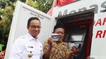 Senyum Cerah Kakek-Nenek Terima Kartu Lansia Jakarta
