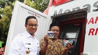 Para lansia bisa melakukan penarikan dananya melalui ATM Bank DKI.