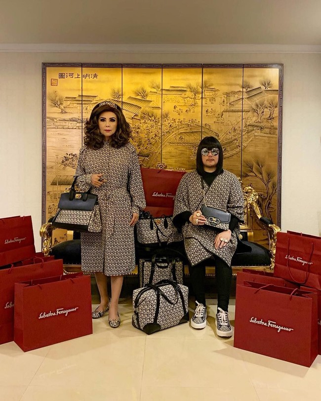 Keduanya kerap memamerkan penampilan mereka dalam keseharian berbalut barang branded mulai dari Louis Vuitton hingga Hermes. Bagi pecinta tas, melihat penampilan pria yang akrab disapa Peepy dan ibunya, Mother Lee itu membuat iri. Bagaimana tidak, sudah menenteng tas Hermes bernilai ratusan juta rupiah, tas tersebut dihiasi lagi tas berharga mahal. Foto: Dok. Instagram @peepy_and_mother_lee