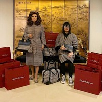 Keduanya kerap memamerkan penampilan mereka dalam keseharian berbalut barang branded mulai dari Louis Vuitton hingga Hermes. Bagi pecinta tas, melihat penampilan pria yang akrab disapa Peepy dan ibunya, Mother Lee itu membuat iri. Bagaimana tidak, sudah menenteng tas Hermes bernilai ratusan juta rupiah, tas tersebut dihiasi lagi tas berharga mahal. Foto: Dok. Instagram @peepy_and_mother_lee