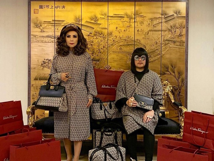 Peepy and Mother Lee, duo ibu dan anak yang selalu tampil matching dengan busana branded. Foto: Dok. Instagram @peepy_and_mother_lee Peepy and Mother Lee, duo ibu dan anak yang selalu tampil matching dengan busana branded. Foto: Dok. Instagram @peepy_and_mother_lee