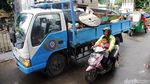 Sampah di Kolong Rel Juanda Dibersihkan