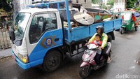 Truk Satpol PP juga dikerahkan untuk mengangkut sampah yang mengotori kolong rel tersebut.